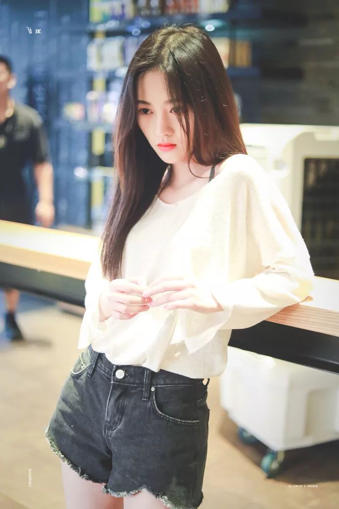 鞠婧祎穿分叉裙,鞠婧祎衣服打结