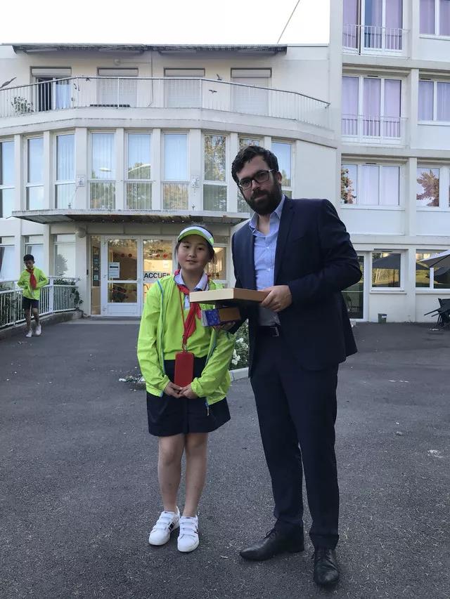 红遍整个欧坦市的草小西区学子，了解一下