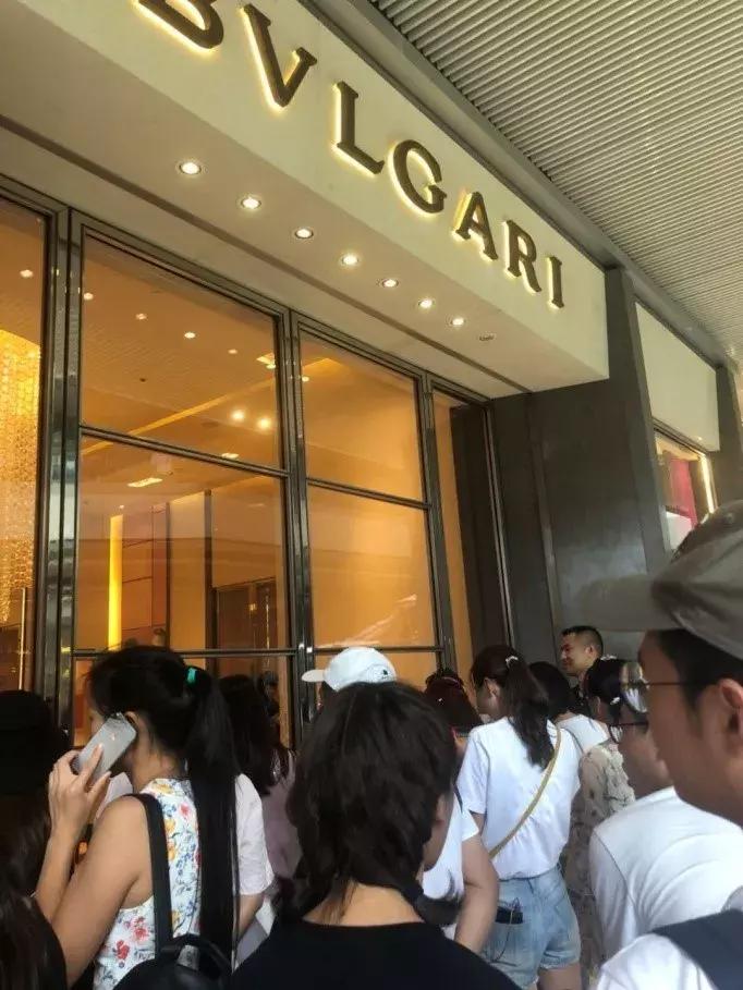 中国代购在日本买香奈儿香水,中国代购到国外的化妆品