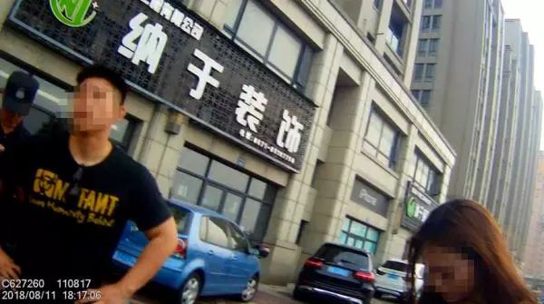 送前女友各种礼物求复合,男子求复合被拒持刀威胁前女友