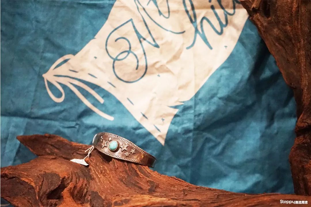 当你拿称重算钱的银饰比较之后，你就知道手工银饰贵在哪里