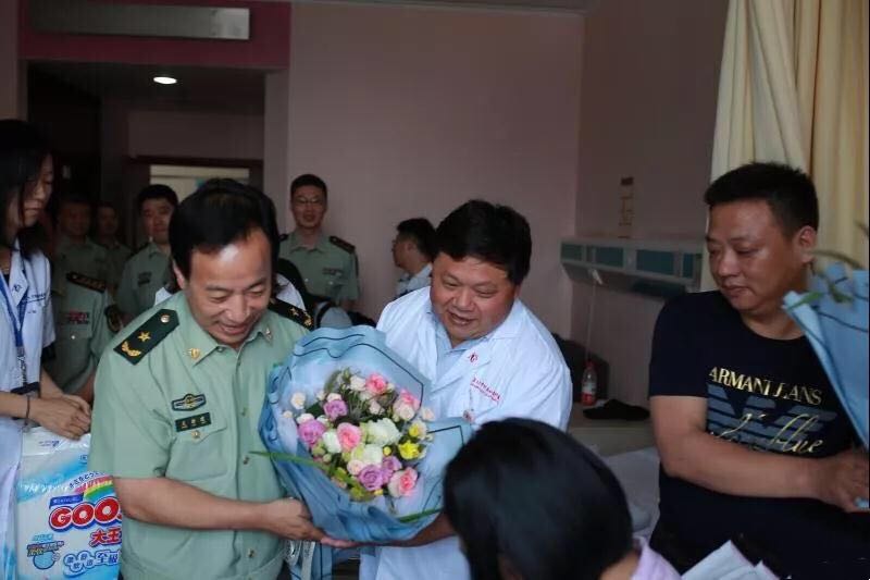 90后消防员失独母亲产女,上海消防员手拉手高空坠落牺牲