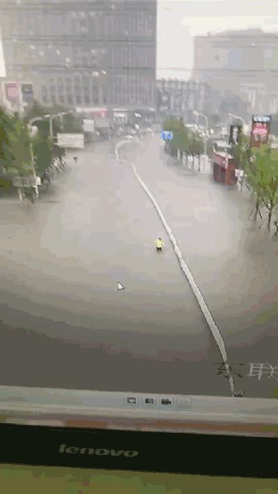 逆行的身影令人泪目,暴雨中逆行的身影