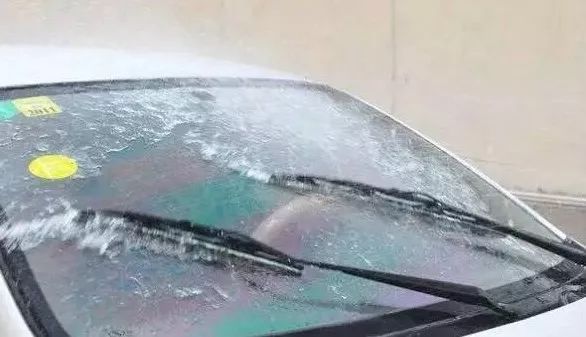 下雨天车辆被淹怎么处理,雨天车被水淹怎样避免熄火