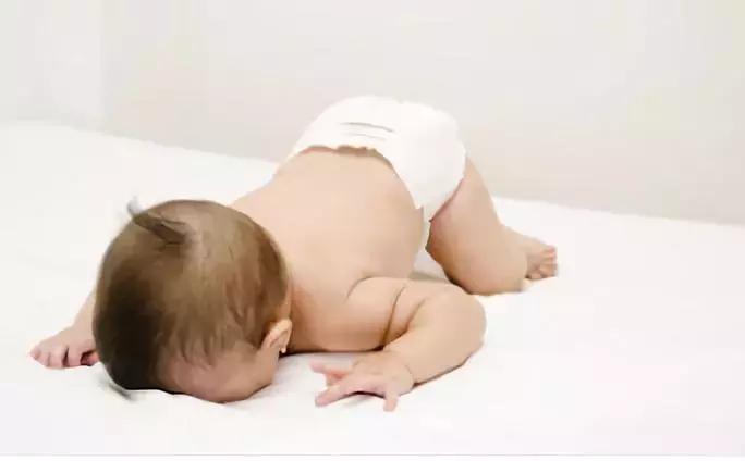 宝宝从床上摔下来怎么正确处理,宝宝从床上摔下来父母接住视频