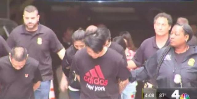 你买的美国包可能是中国的假货！香水配料用动物尿液