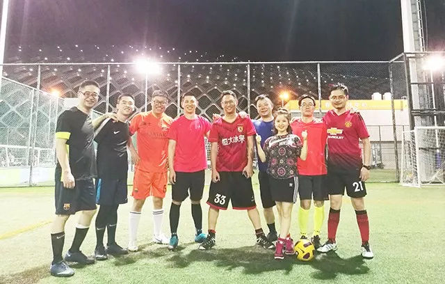 顽强拼搏，坚持到底——学威国际商学院第三届足球友谊赛拉开帷幕