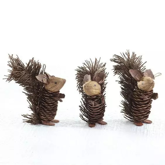 用松塔做的创意吊饰,松塔加树枝创意手工吊饰