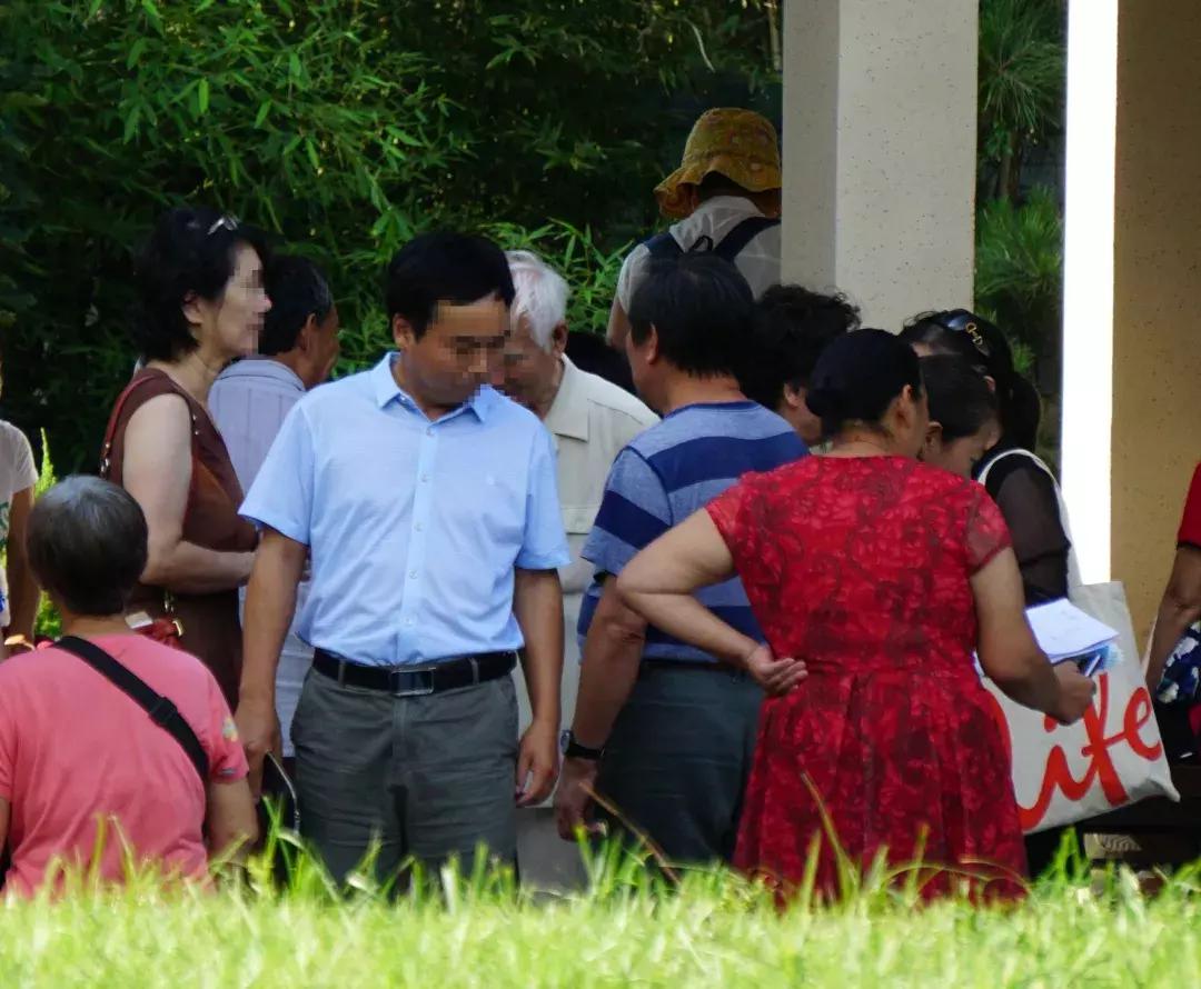 火爆现场相亲角,相亲角超受欢迎