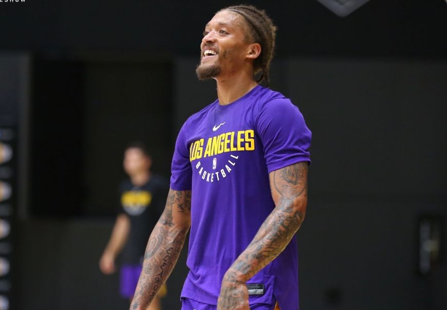 湖人队2米多高的壮汉涂着指甲油打球，网友：小心魔术师的儿子