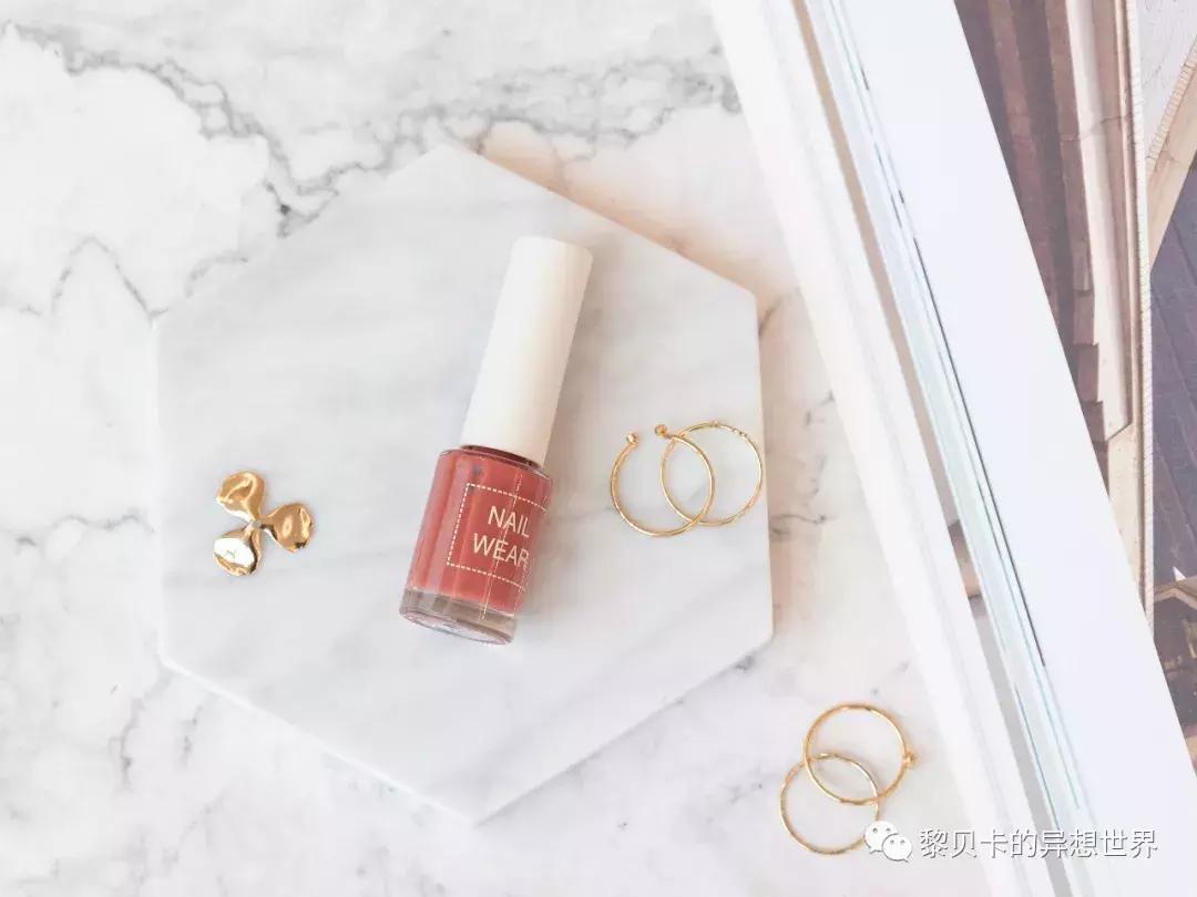 夏天指甲油2022年新款显白带钻,指甲油2022年流行网红夏天显白