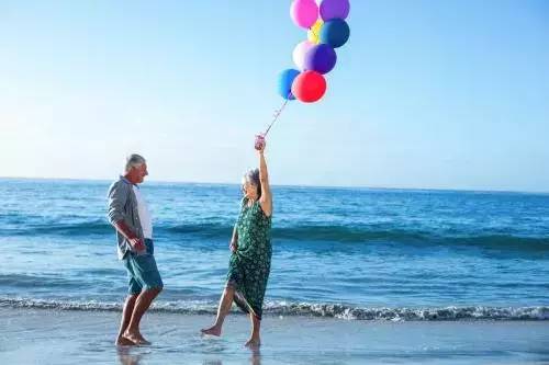 所有人周末陪伴孩子一起玩耍,一群人周末去玩什么