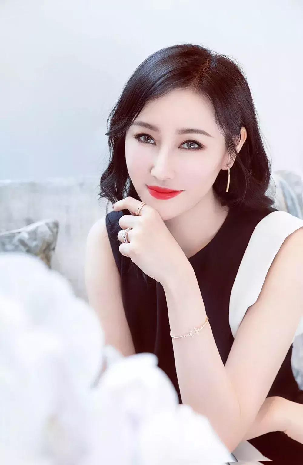 C位女神の心机3大撞星事件频发地让你和梦想中的ICON“一吻定情”