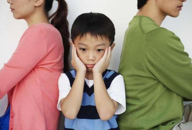 父母离婚对孩子的影响主要有哪些,父母离婚会给孩子心理伤害