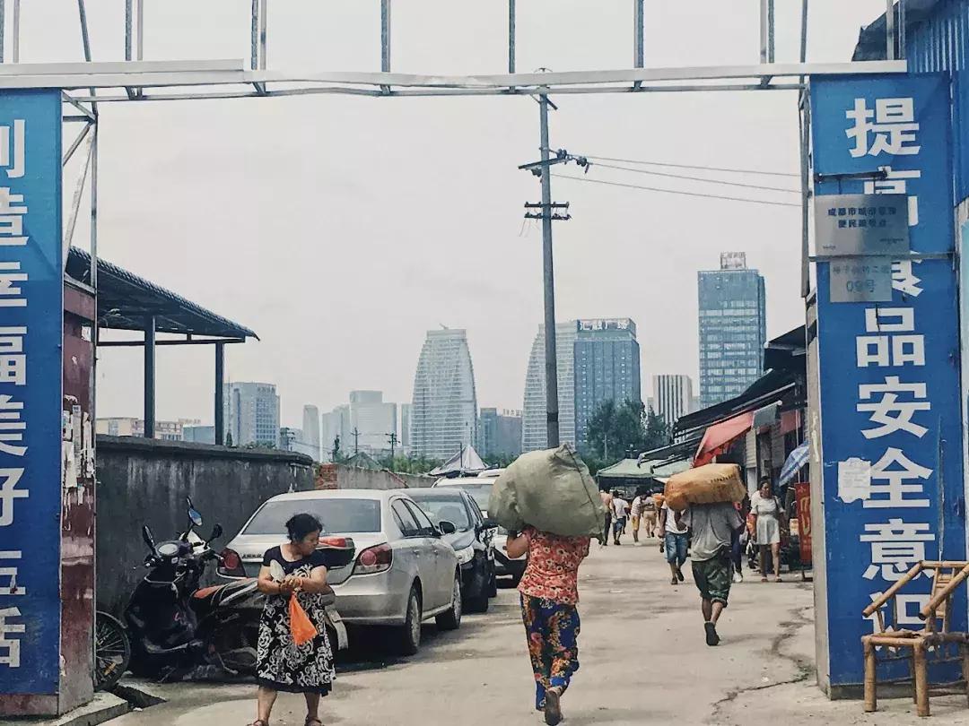 人人都在网上找工作的时代，大概是成都仅存的毛笔字招聘广告代笔