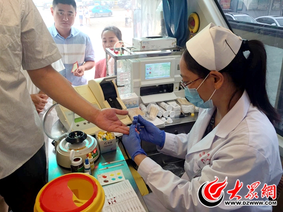 血源紧张血站工作者参加献血活动,临床用血紧缺市民踊跃捐献