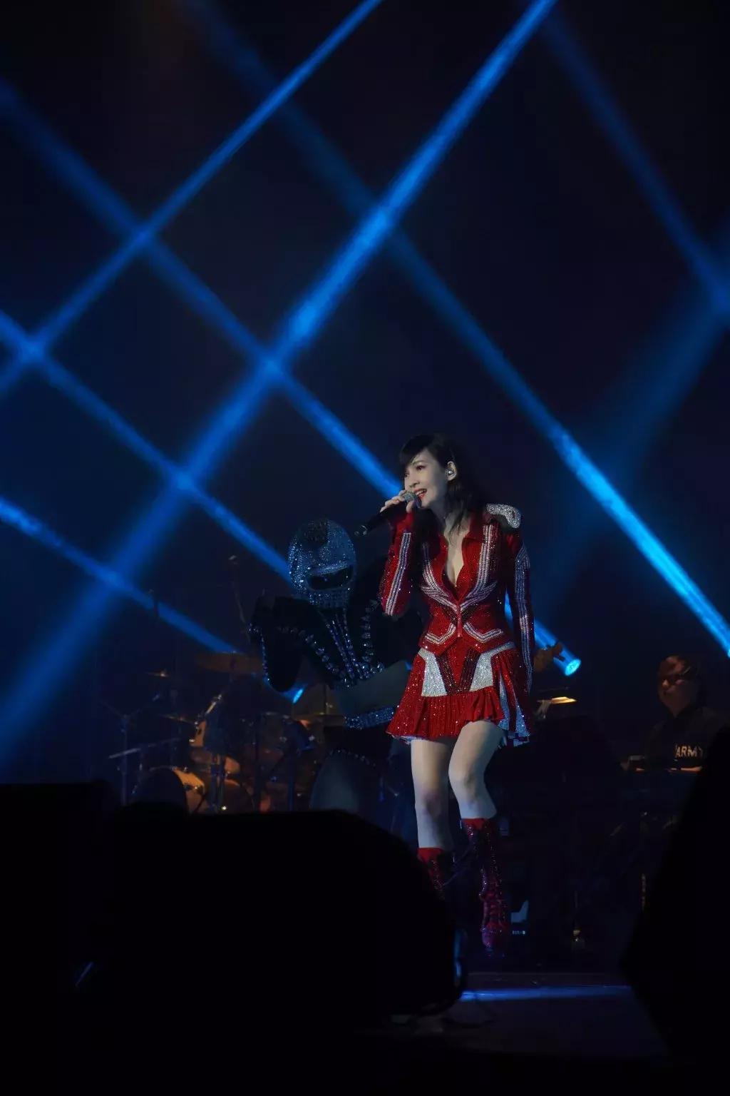 周慧敏20到51岁女神也老了,周慧敏51岁还是很年轻