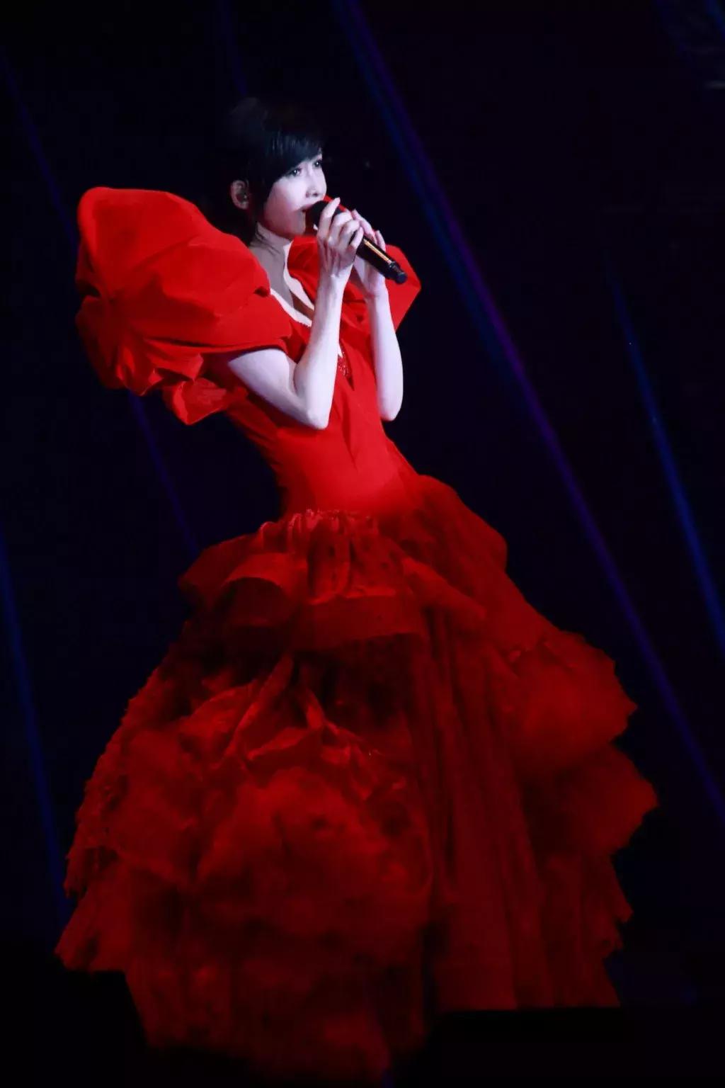 周慧敏20到51岁女神也老了,周慧敏51岁还是很年轻