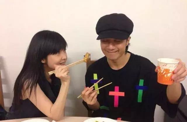 周慧敏20到51岁女神也老了,周慧敏51岁还是很年轻