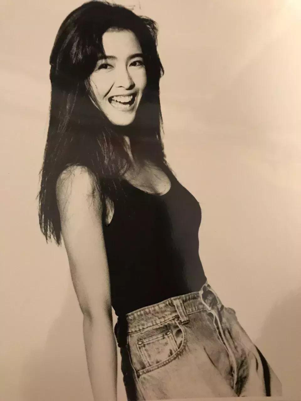 周慧敏20到51岁女神也老了,周慧敏51岁还是很年轻