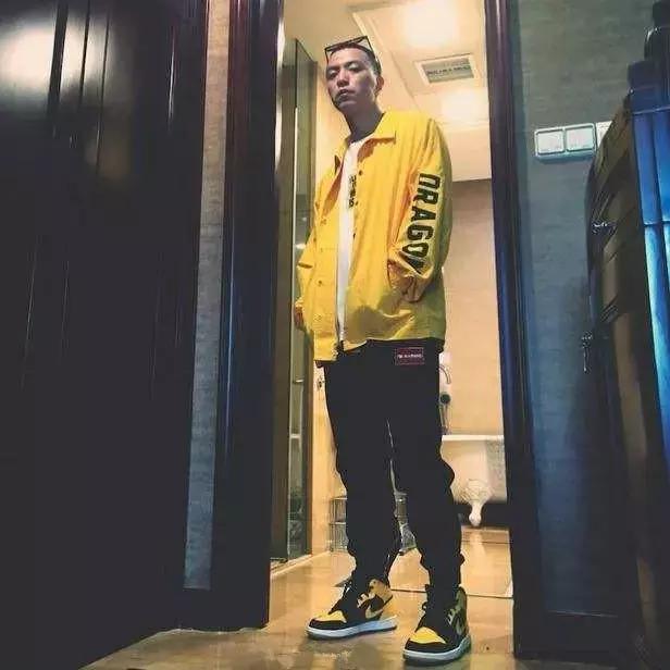 aj穿搭牛仔裤高街,aj配宽松牛仔裤好看吗