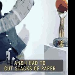 只爱恶作剧靠什么养家？他把所有东西变成纸捉弄人，这手艺简直了