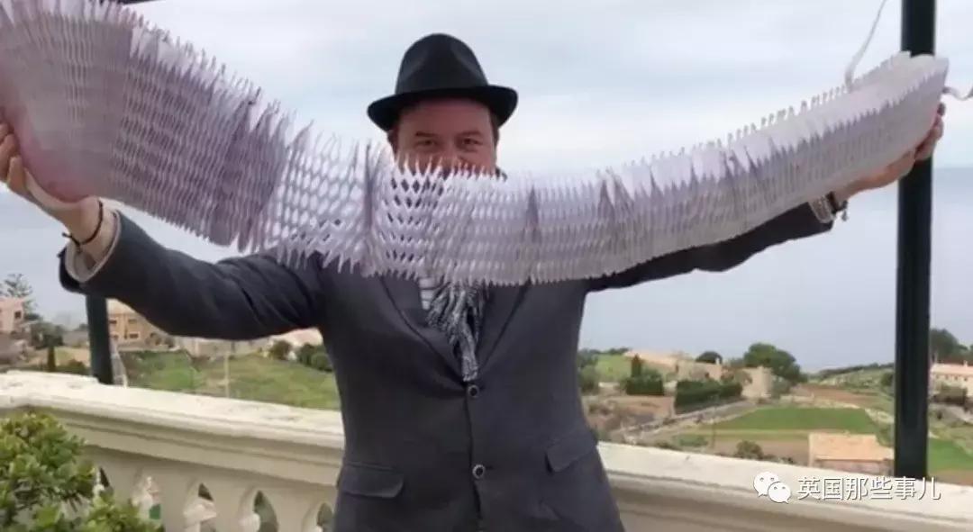 只爱恶作剧靠什么养家？他把所有东西变成纸捉弄人，这手艺简直了