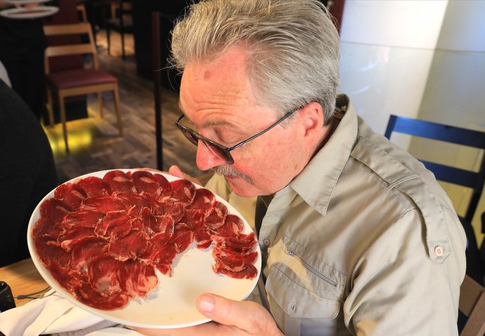 西班牙火腿，贵则几百欧元一公斤，贱则几欧元一份，为什么？