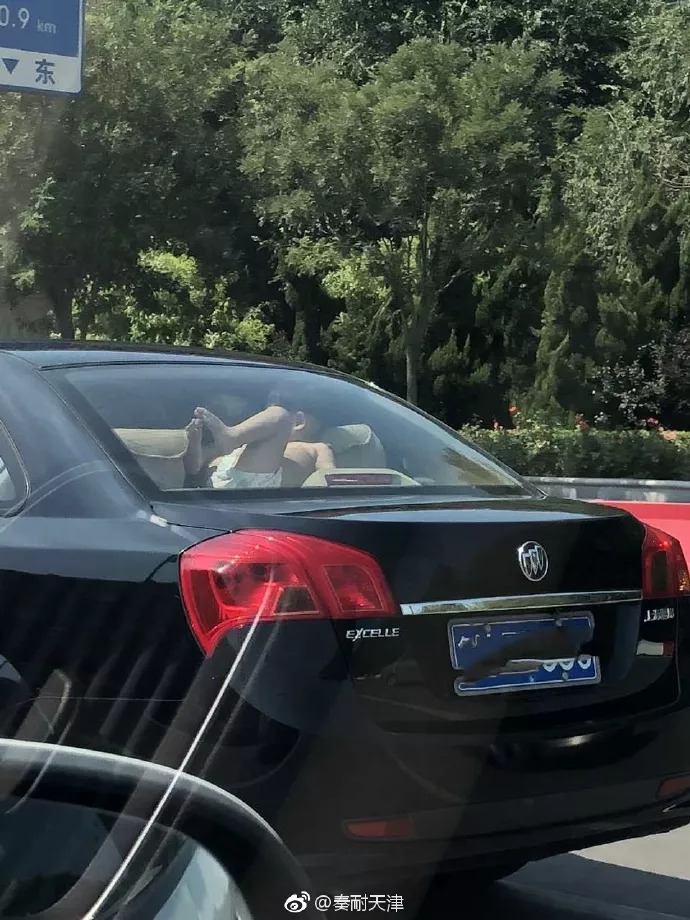 「925丨围观」大热天，是谁把孩子放在后车窗晒日光浴！网友：确认过眼神，充话费送的