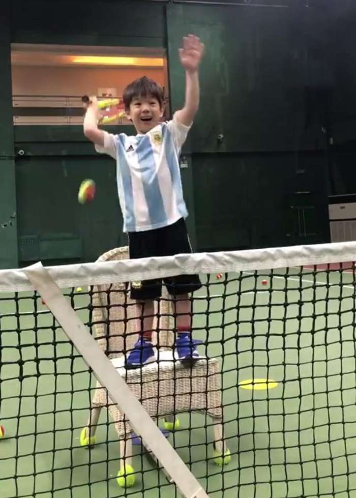 霍思燕带嗯哼看足球比赛,霍思燕嗯哼礼仪完整版