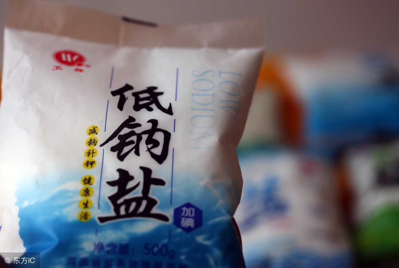 两只眼睛上眼皮浮肿是什么原因,每天睡起来眼睛浮肿是什么原因