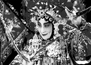 美丽温馨的侠女故事《铁弓缘》演绎儿女情长，悲欢离合，铁血柔情