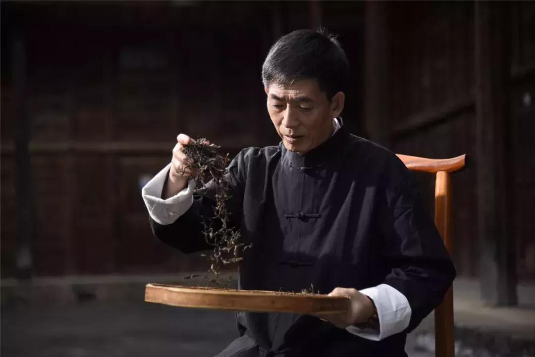 龙润茶技术总工卫宗成荣获“普洱茶传承工艺大师”称号