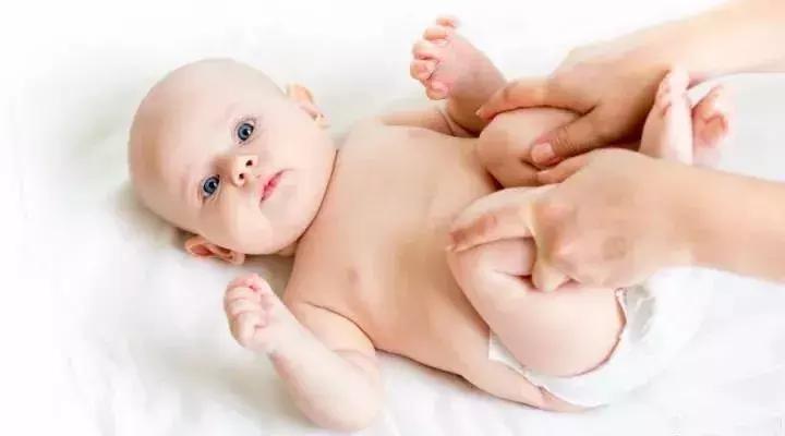 宝宝胀气肠绞痛怎么解决,宝宝因为肠胀气哭闹怎么哄