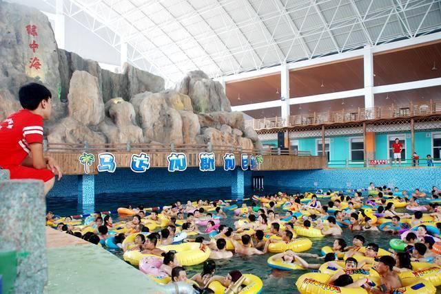 鞍山市绿中海温泉水上乐园团购,鞍山绿中海温泉度假村有游泳馆吗