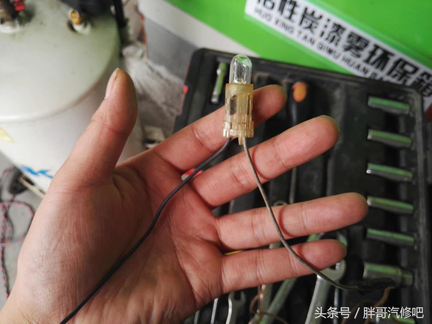 五菱神车起步加不上油,五菱汽车难启动不加油就熄火