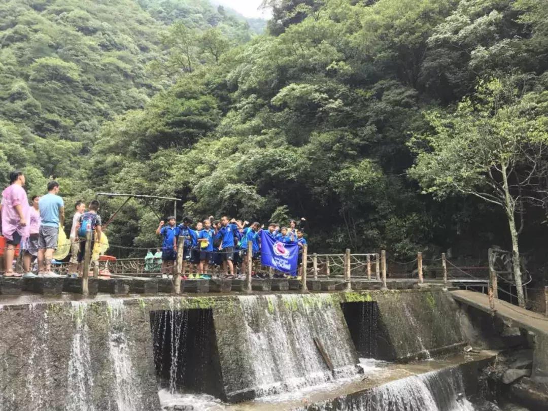 造价千万的完美球场秋天的青山湖边藏了一个网红级别的团建圣地