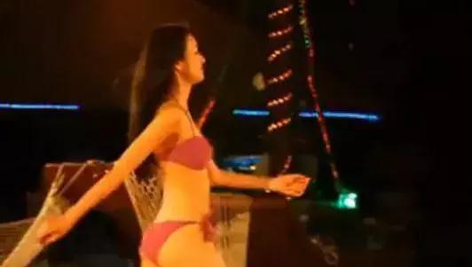 她因走秀时*裤内**滑落一炮而红，却直言“没关系，谁爱看谁看”!