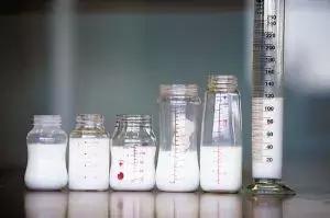 孩子喝完奶没有及时刷奶瓶,小孩喝完奶了一直吸着奶瓶怎么办