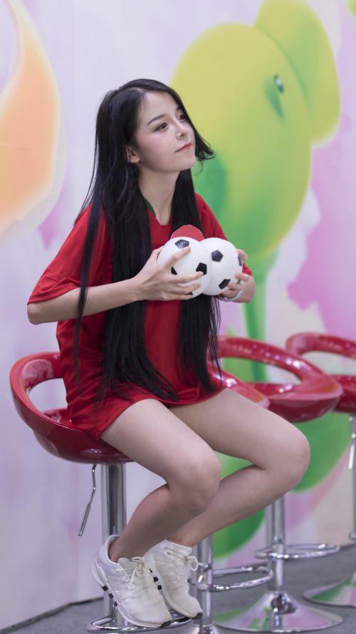 面对直播困局，斗鱼《加油吧，小姐姐》自制新*器武**！