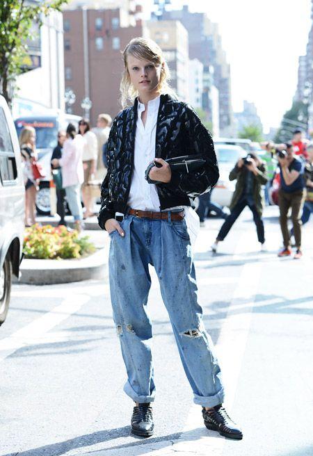 白色斜肩上衣搭配紧身牛仔裤穿搭,时尚穿搭绿色卫衣搭配大码牛仔裤