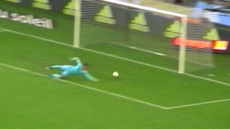 开场10秒他就进球了,对方球员怎么都站着不动?