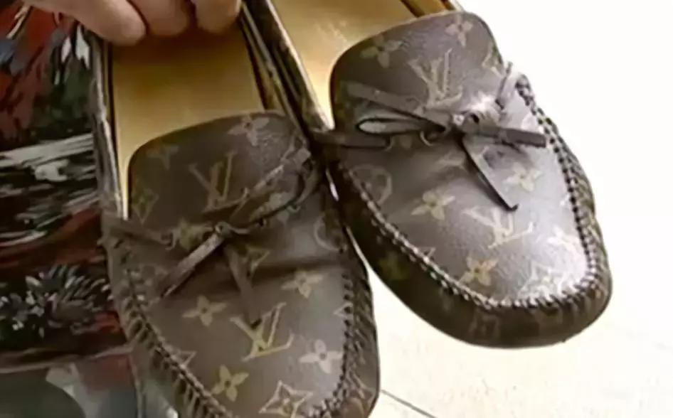 lv板鞋为什么皮质有裂纹,我在专柜买的lv鞋子有瑕疵怎么办