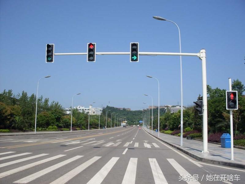 红灯右转到底违不违章,红灯可以右转但还是被扣分了