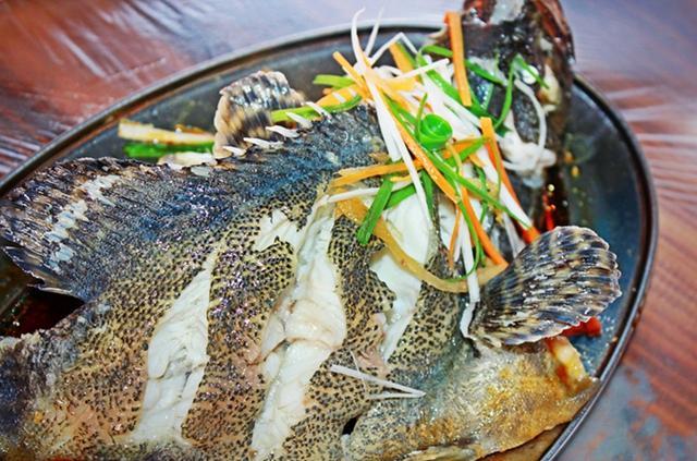 三亚火车头万人海鲜广场在哪个区,三亚火车头海鲜广场属于三亚湾吗