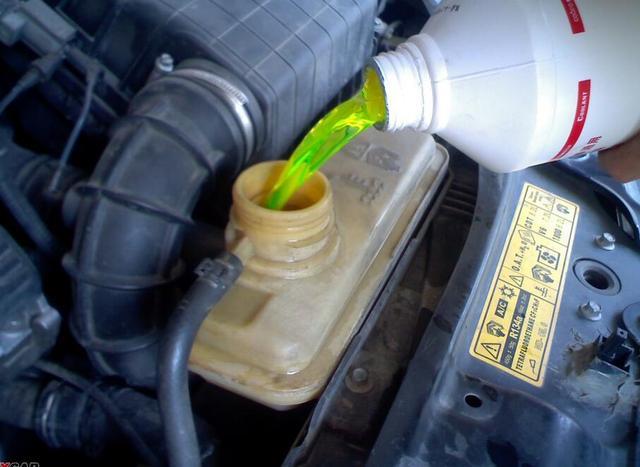 汽车防冻液到底能不能加水？很多人没搞懂！