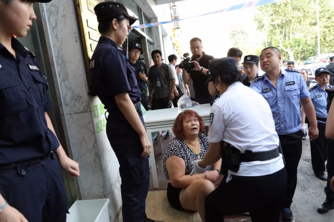 出动警力400多人大连中院强制腾退一游泳馆