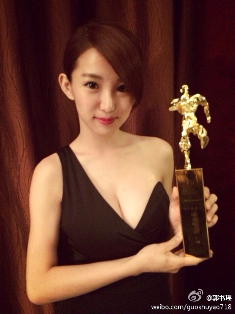 16岁辍学打工，被称为“宅男女神”，交往男友吸毒，如今风光不再