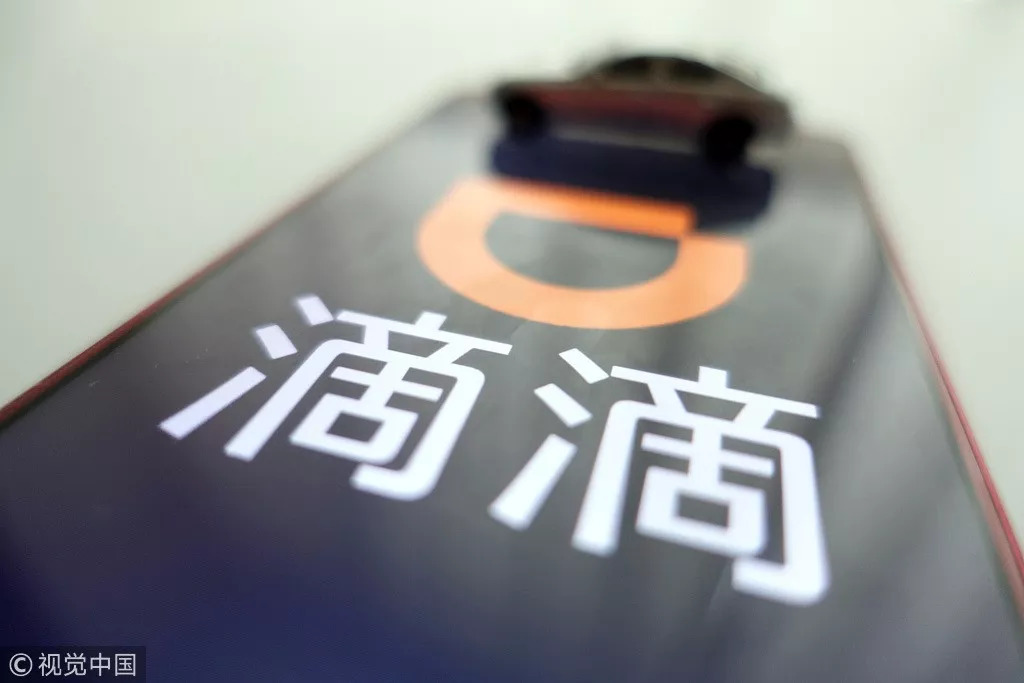 小女孩被人绑架如何机智脱险 (女孩在路上被人绑架看她如何脱险)