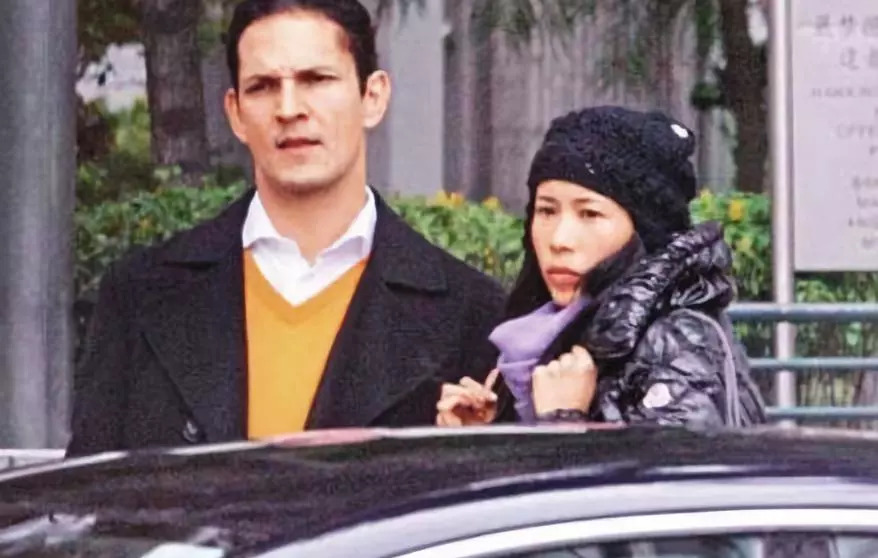 全裸拍写真，还撩倒过周星驰，48岁的她性感炸了！